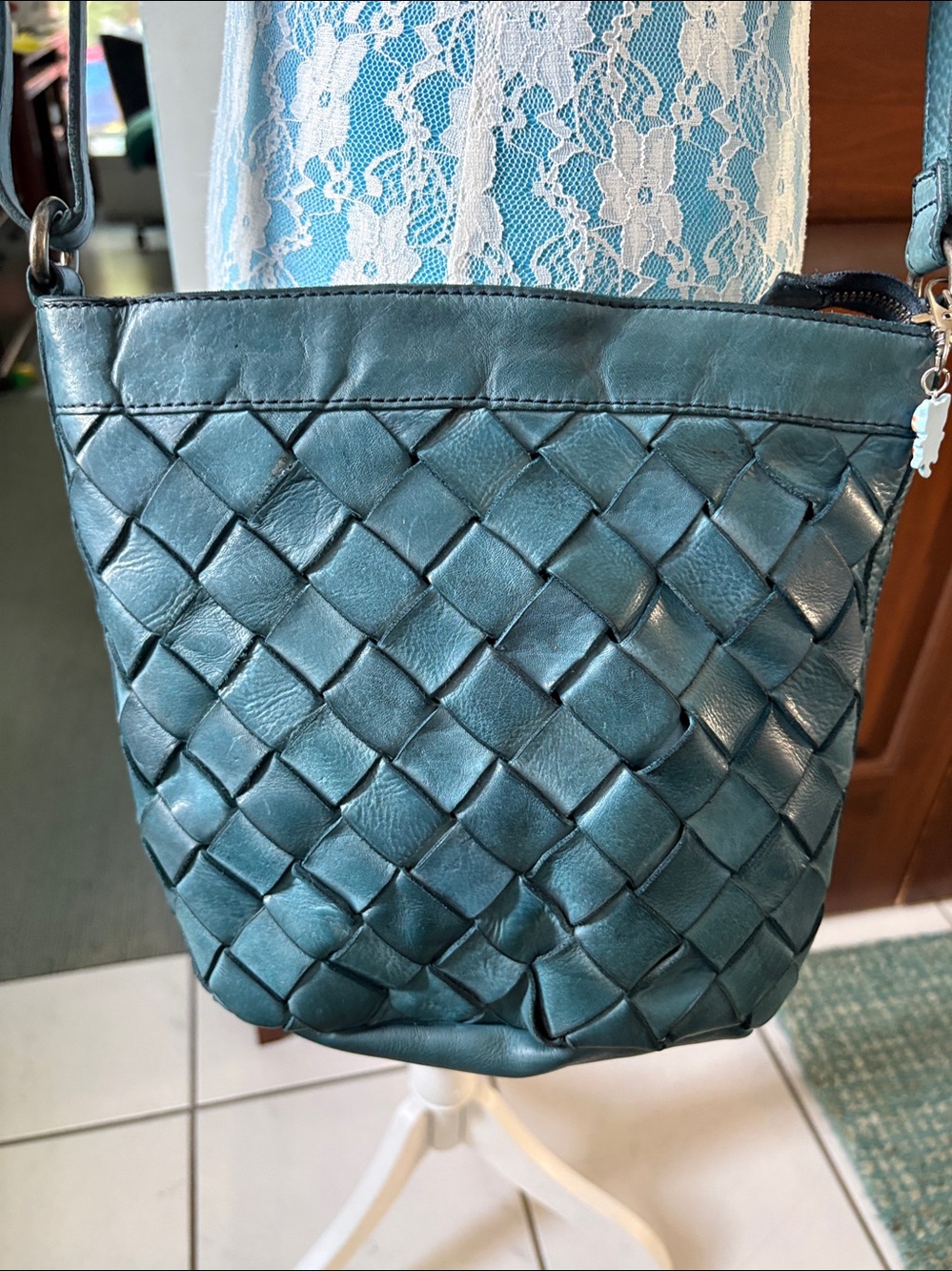 Vilenca Holland  Crossbody Bag
Woven leather front  Teal
Bucket / shoulder bag